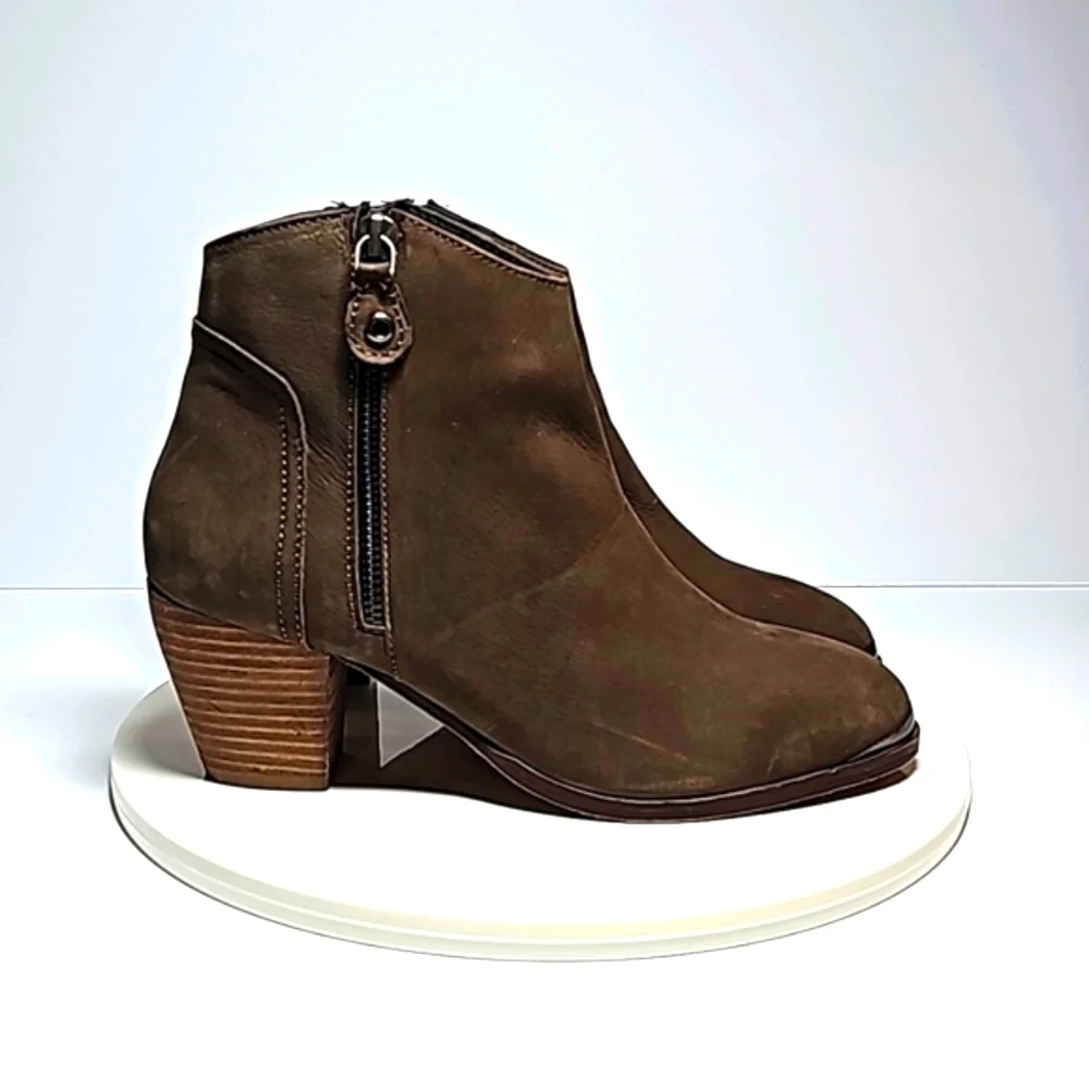 Diba True Swing Brown Leather Ankle Boots Side Zip Block Heel 8.5 NWOT Western